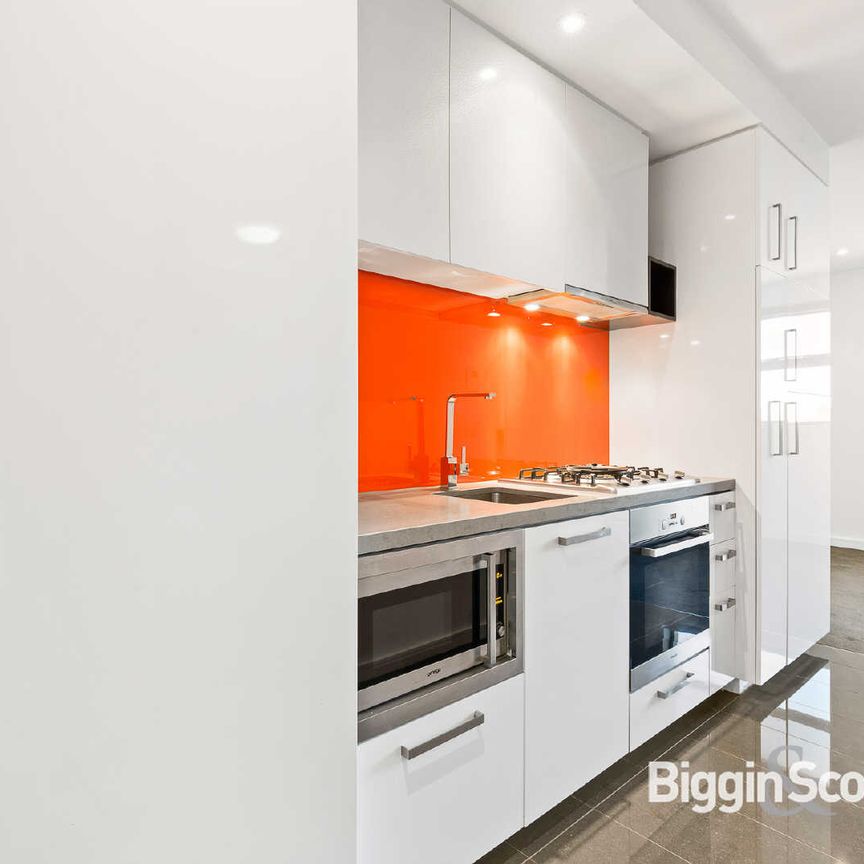 MODERN WELL MAINTAINED APARTMENT - Photo 1