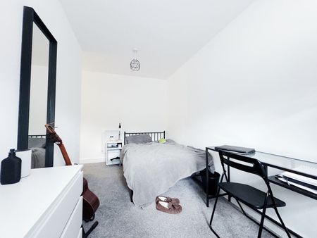 3 Bed Flat, Bath Road, BS4 - Photo 4