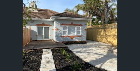 Charming 1930s Art Deco Duplex in a Quiet, Convenient Location - Photo 2
