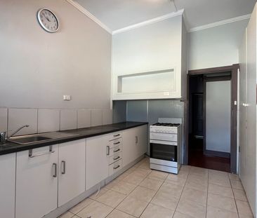 3 BEDROOM DELIGHT WITH SHOPPING AT YOUR DOOR STEP! - Photo 5