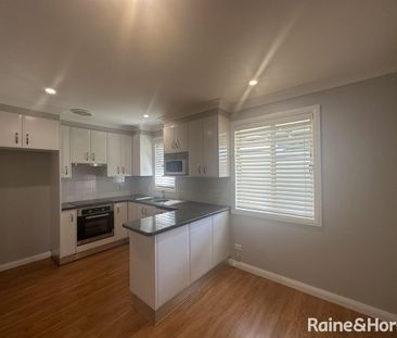 Beautifully updated 3 bedroom home - Photo 5