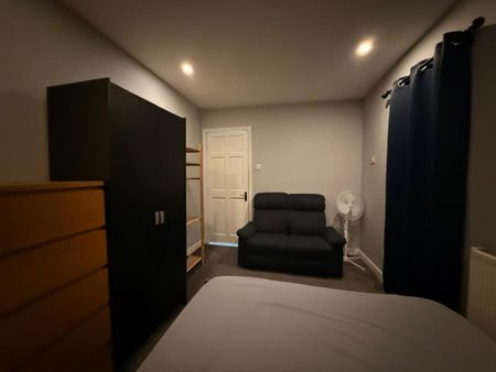 1 bedroom in a house share to rent - Photo 2