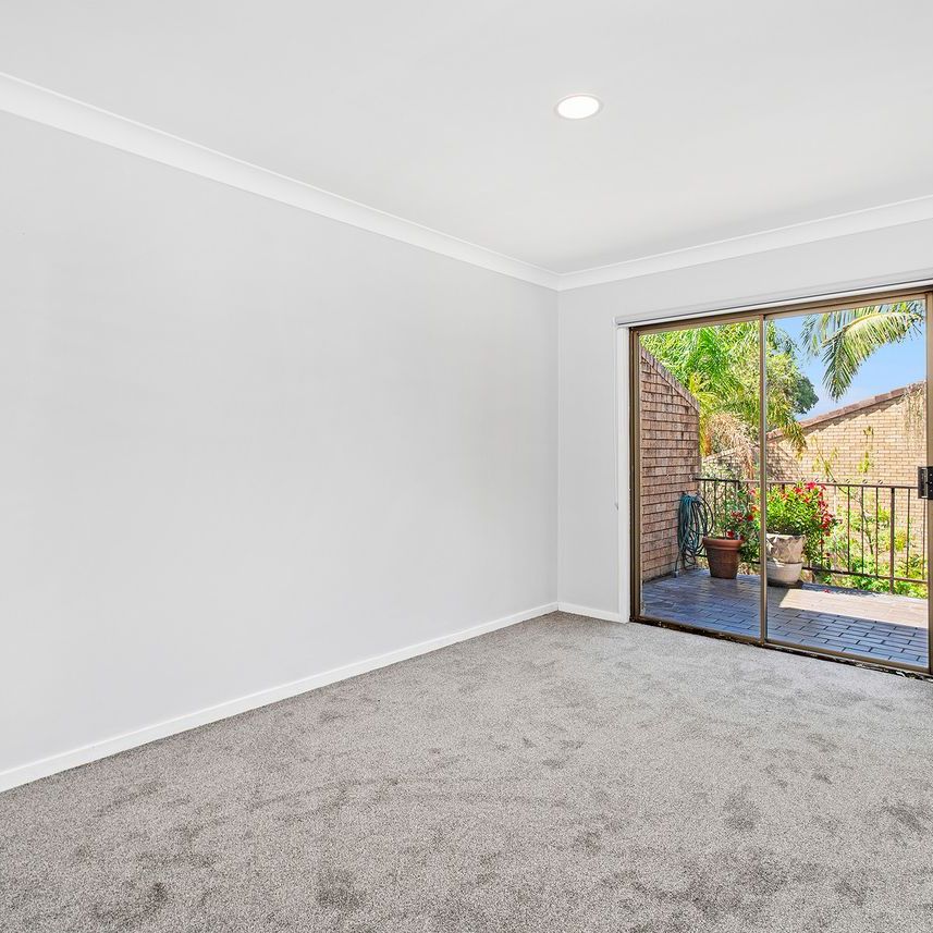 RENOVATED 2 BEDROOM TOWNHOUSE IN PRIME LOCATION! - Photo 1