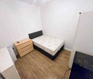 5 bedroom end of terrace house to rent - Photo 3