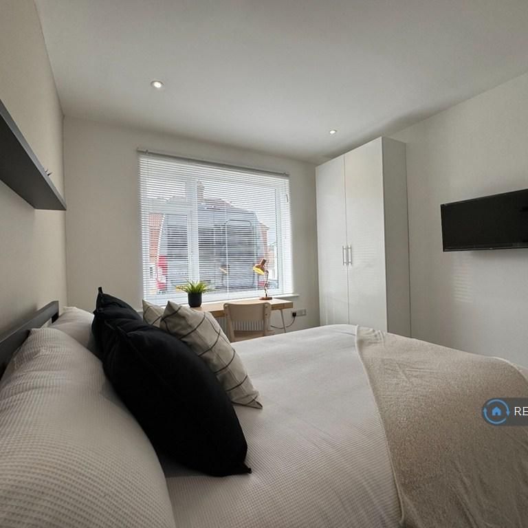 1 bedroom in a house share to rent - Photo 1