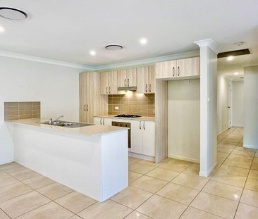 Gorgeous Four Bedroom Duplex Home Opposite The Park - Photo 4