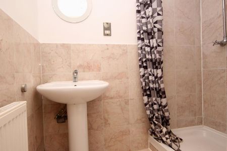 2 bedroom ground floor flat to rent - Photo 5