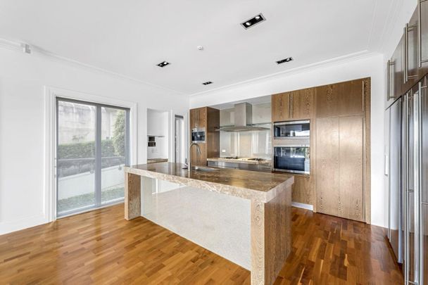 Spacious & Private Apartment with Expansive Views - Photo 1