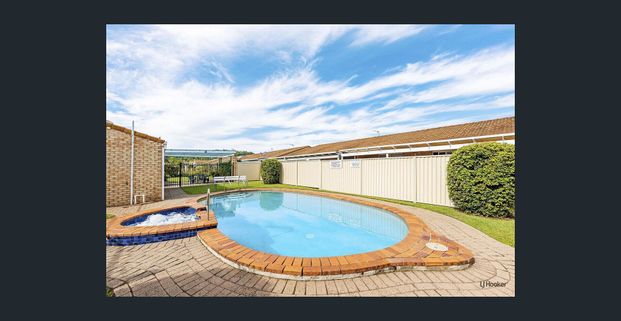 Spacious One-Bedroom Ground Floor Unit! - Photo 1