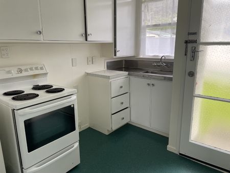 End Neat and Tidy bedsit - Photo 5