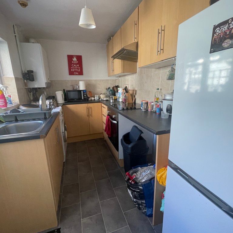 3 Bedroom Mid Terraced House - Photo 1