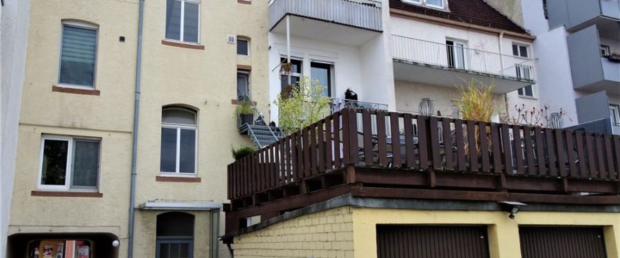 Gar nicht so schräg: Dachgeschoss – 3 1/2 Zimmer – renovierter Altbau – Garage – Zentrumslage! - Foto 1