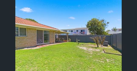 Spacious 4-Bedroom Family Home in Kingscliff – Coastal Living at Its Best! - Photo 4