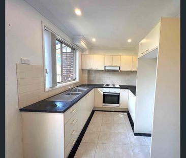 Available from 14/02/2026 New carpet,Freshly painted walls doors th... - Photo 4