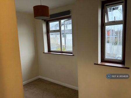 4 bedroom semi-detached house to rent - Photo 4