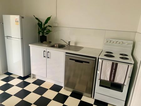 Fully furnished character home in prime location - Photo 2