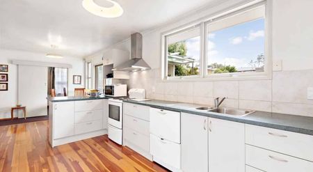 Large family home with plenty of land - Photo 4