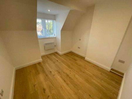 A 2 bedroom maisonette apartment situated in the Tilehurst area of Reading, with parking for 2 cars available. - Photo 2