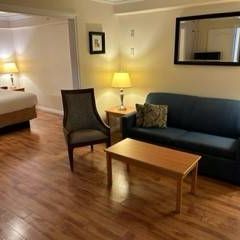 *** $1700/Month Bachelor Suite *** - Photo 2