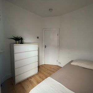 Room in a Shared House, Mora Road, NW2 - Photo 2