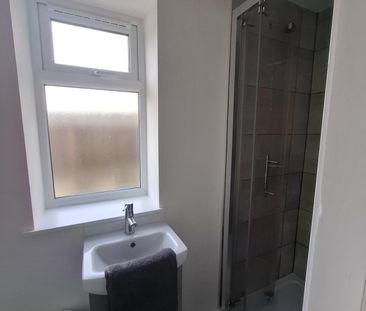 Room to let in newly refurbished HMO – Heneage Road - Photo 4