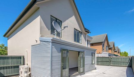Modern townhouse stones throw from Westfield Mall - Photo 3