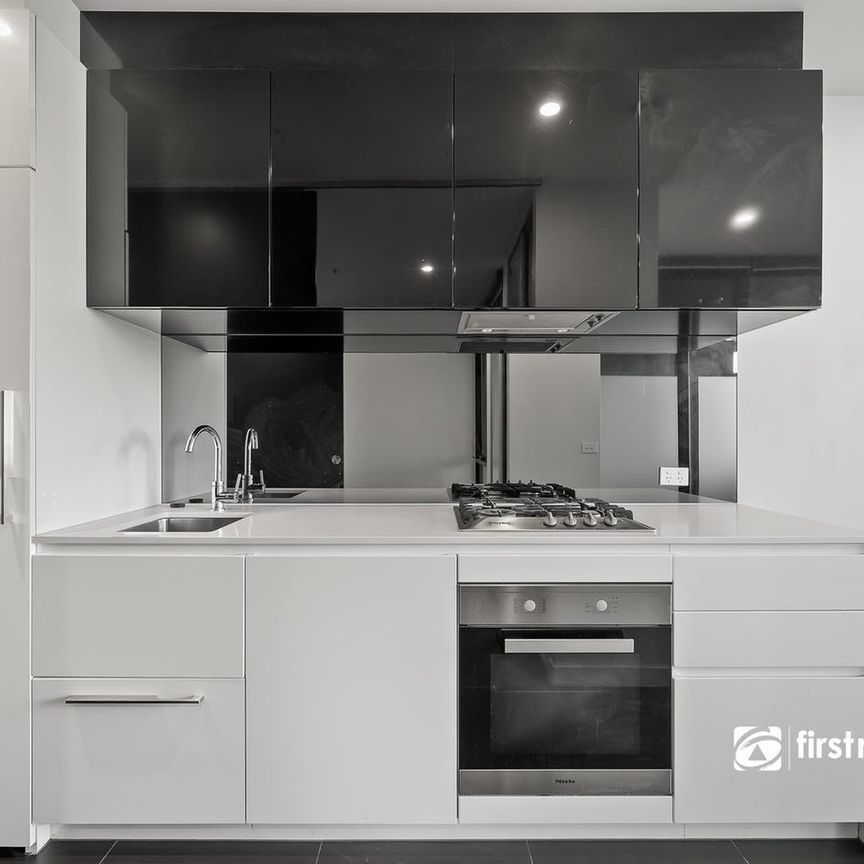 Excellent Location, Great size, Convenience is the key - Photo 1