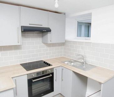 A FANTASTIC two bedroom apartment that has been recently fully refurbished to make it a wonderful place to call home! Call NOW to book your viewing! - Photo 5