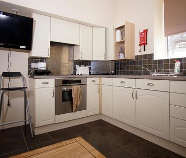 3 bedroom flat to rent - Photo 3