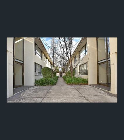 Spacious One Bedroom Apartment with Carpark - Photo 3