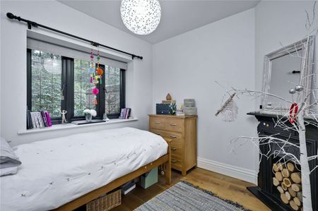 A semi-detached character cottage with a modern interior in the sought after village of Frensham. - Photo 3