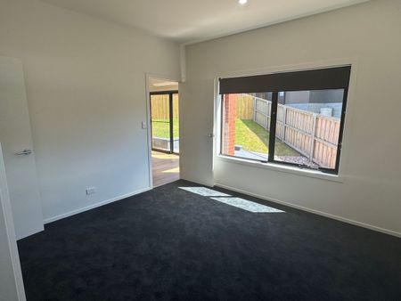 2/14 Pauls Road, Lindisfarne, TAS 7015 - Photo 3