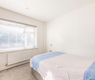 5 bedroom semi-detached bungalow to rent - Photo 5