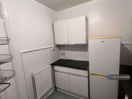 1 bedroom in a house share to rent - Photo 4
