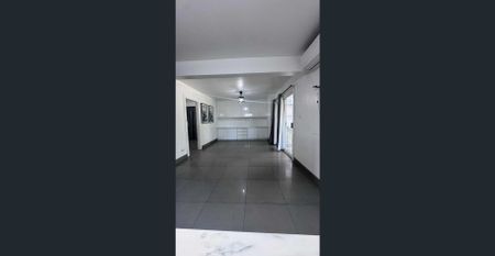 FOR LEASE – TWO SEPARATE HOMES IN ONE PROPERTY! - Photo 5