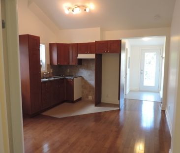 3 1/2 Libre, Haut De Triplex, Moderne - Photo 2