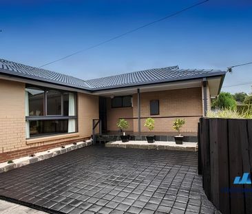 21 Camelot Drive, GLEN WAVERLEY, VIC - Photo 3