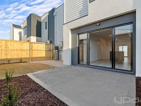 THREE BEDROOM TOWNHOUSE - Photo 2