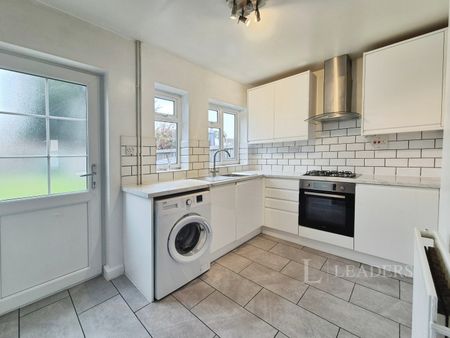 2 bedroom mid-terrace to rent West Avenue, Chelmsford - Photo 3