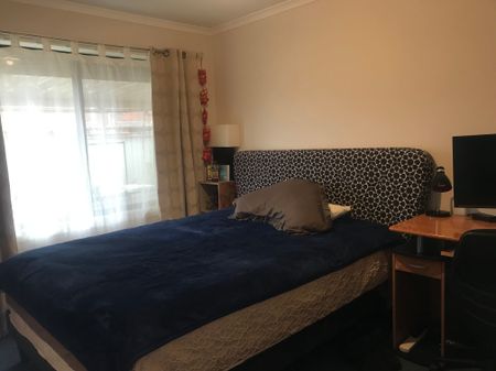 Cranbourne East - Photo 4