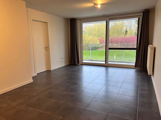 Modern appartement met 2 slaapkamers, berging en rustgevend uitzicht in Ieper - Photo 1