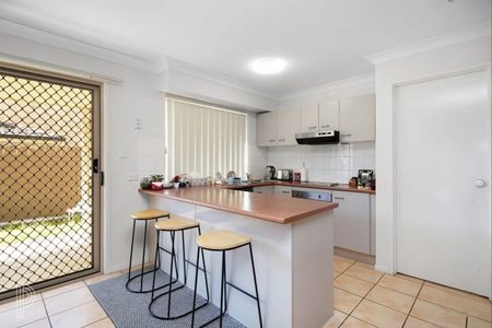 Modern Coastal Townhouse Offering Space & Lifestyle - Updated with Aircon throughout & New Flooring. - Photo 3
