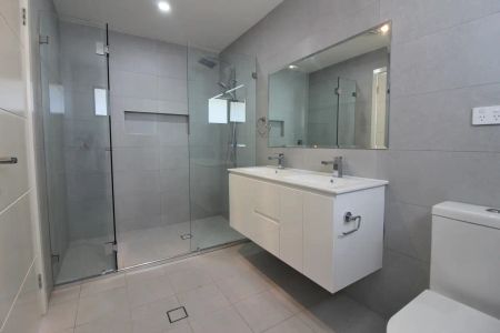 “Beautifully designed 4 bedroom corner home in Stanhope Gardens for Lease!” - Photo 5