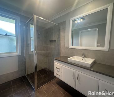 Beautifully updated 3 bedroom home - Photo 3