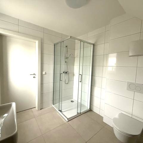 ERSTBEZUG - KOMPLETT RENOVIERTE DACHGESCHOSSWOHNUNG MIT PARKPLATZ UND GEMEINSCHAFTSGARTEN IN GFÖHL - Foto 1