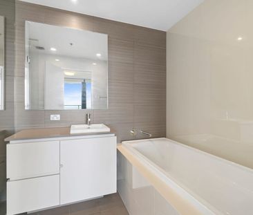 Luxury 2 bedroom apartment with sensational 180 degree view! - Photo 4