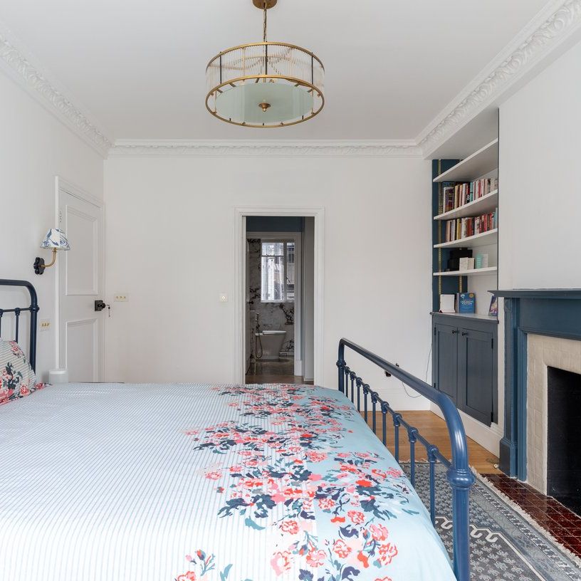 A renovated bright and spacious apartment with wooden floors, high ceilings - Photo 1