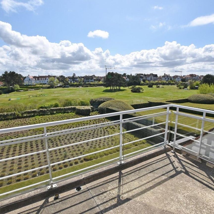 Prachtig zuidgerichte hoek-penthouse met zicht op de Minigolf in hartje Zoute! - Foto 1