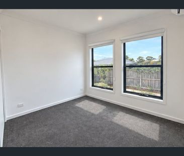 Stylish, modern and convenient townhouse in the heart of Kingsbury - Photo 4