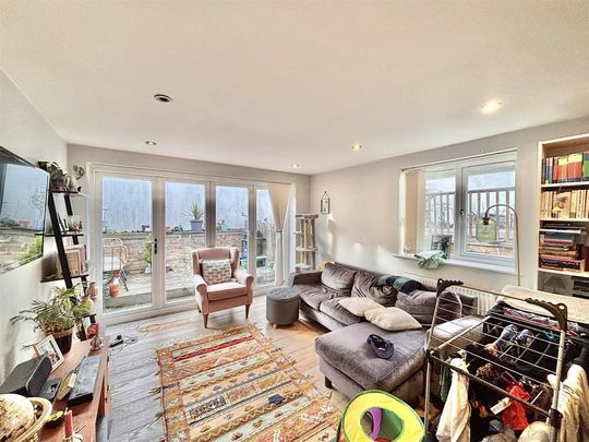 2 bedroom flat to rent - Photo 1